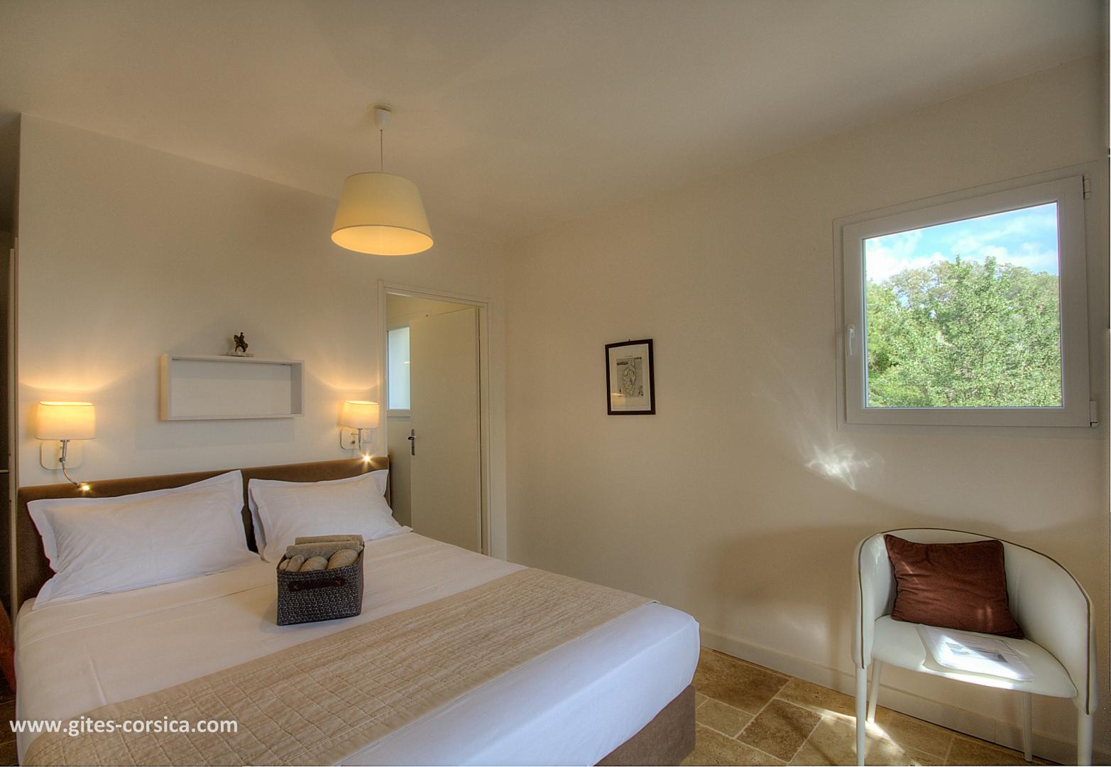 Chambre d'hôtes à Sainte-Lucie de Porto-Vecchio, le Sud Corse : la chambre Bonaparte photo 8