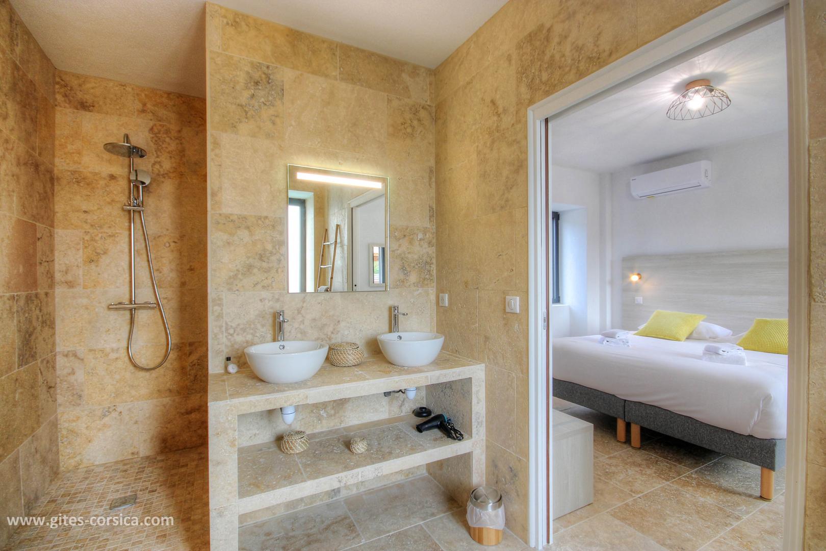 Chambre d'hôtes, San Gavino di Carbini, le sud Corse, labellisée Gîtes de France Corse : la salle d'eau de la chambre 1, au RDC sur rue photo 8