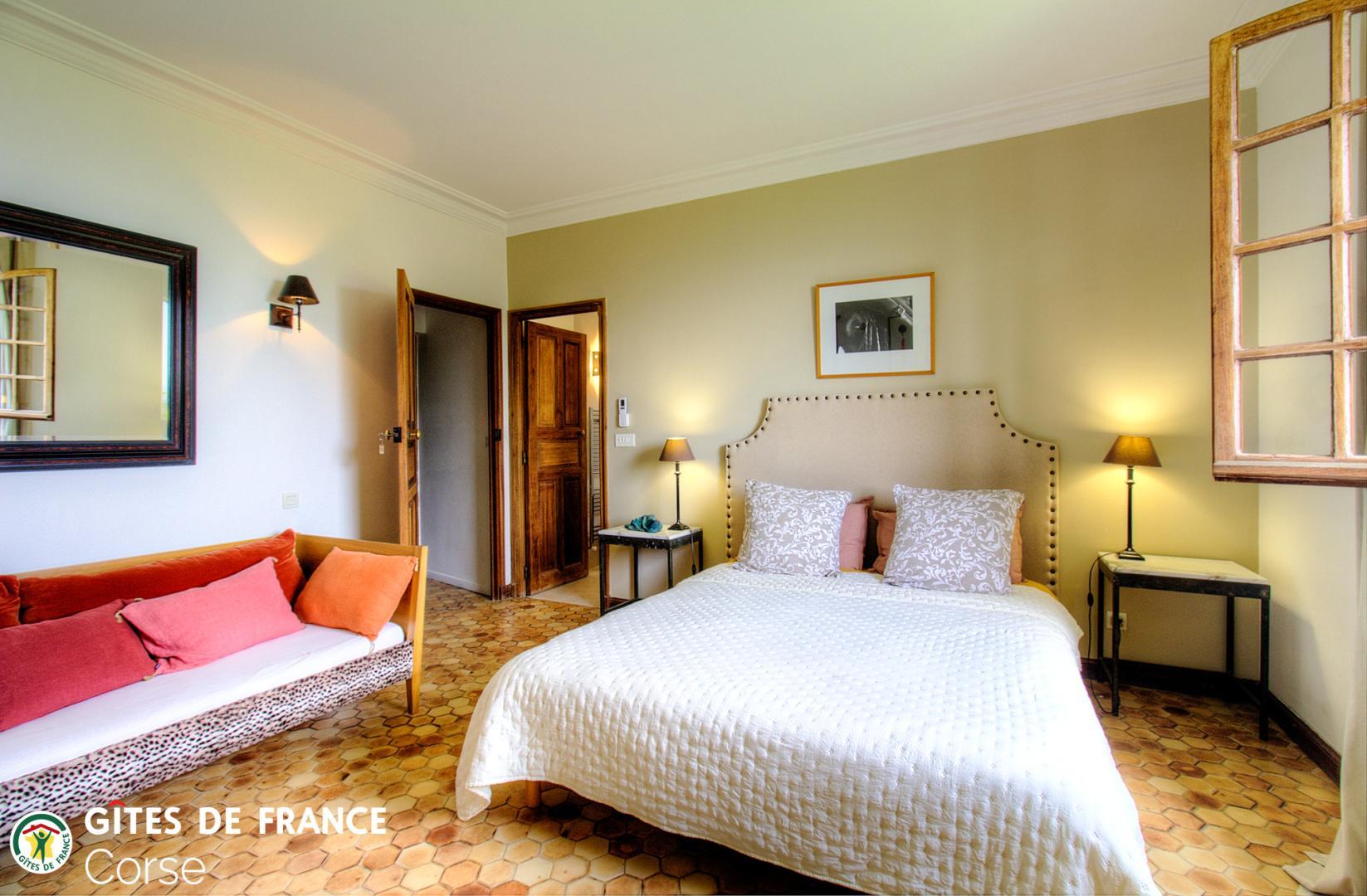 Maison d'hôtes à Brando, Grand Bastia, Haute-Corse, labellisée Gîtes de France Corse : la chambre Elba photo 16